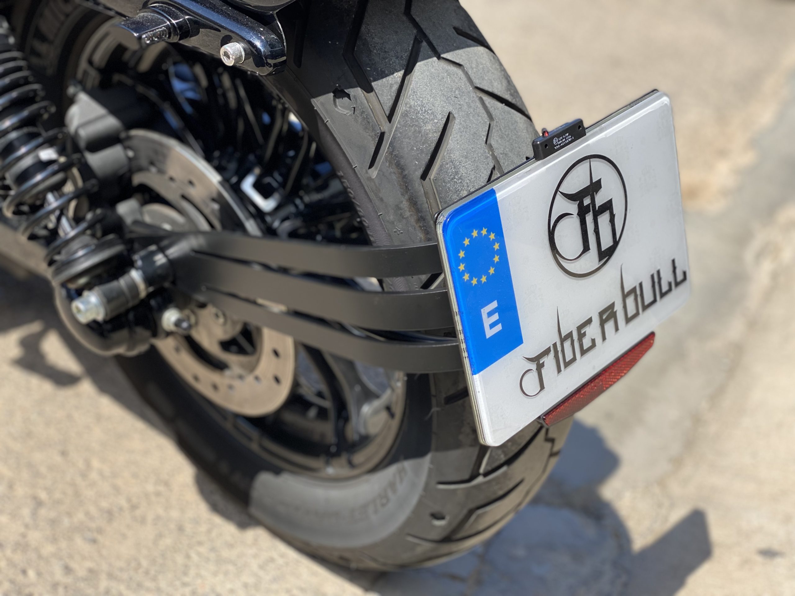 Soporte de matricula, portamatriculas para Harley Davidson Sportster modelo  Triple - Fiber Bull Motorcycles